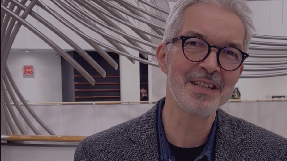 Vignette de la vidéo "Pour une IA éthique, transparente et respectueuse du droit d’auteur", bouton lecture au centre.