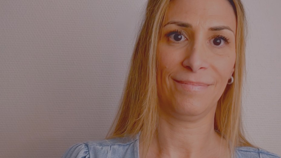 Sacem 2024 – Vignette de la vidéo " Veiller sur nos membres : à la Sacem, la protection sociale fait partie intégrante de notre identité "- avec Nathanaëlle Bedouet, bouton lecture au centre.