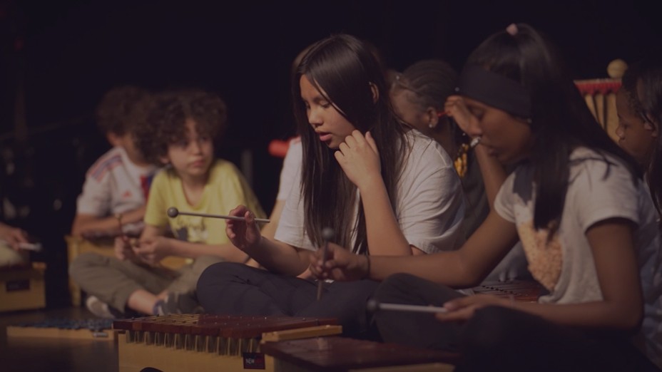 Vignette de la vidéo " Fabriques à Musique fêtent leurs 10 ans ", bouton lecture au centre.