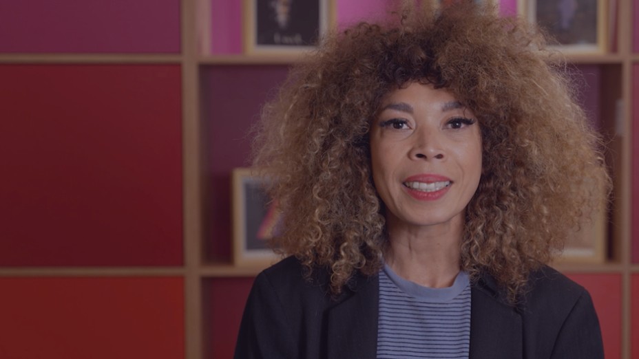 Vignette de la vidéo " S'engager toujours davantage - avec Flavia Coelho, autrice et interprète.", bouton lecture au centre.